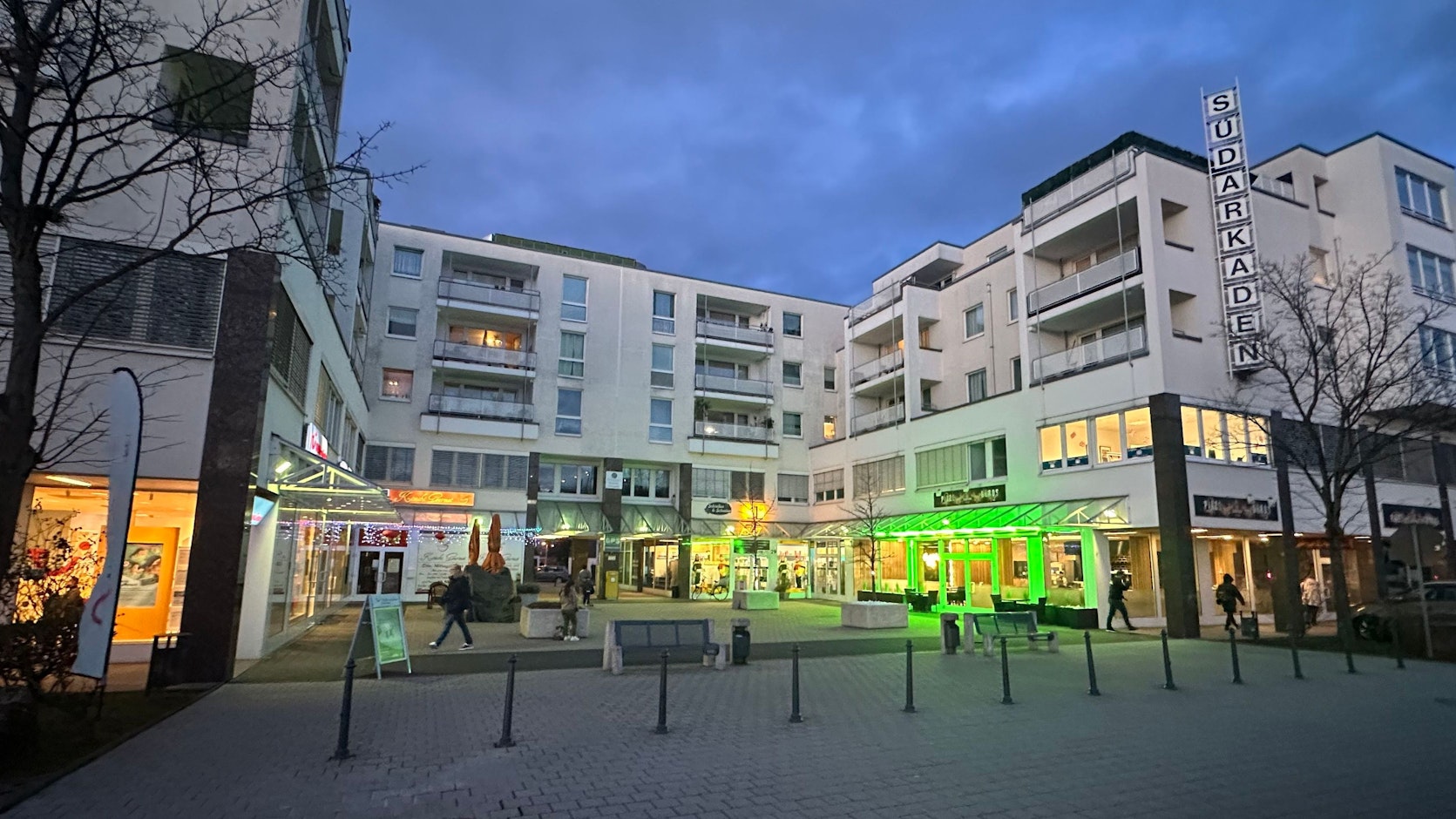 Der kleine Platz in den Südarkaden mit zwei Restaurants links und rechts.