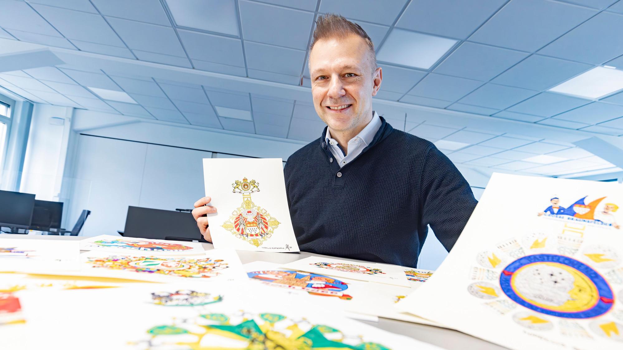 Markus Gottschalk mit Enwurfszeichnngen