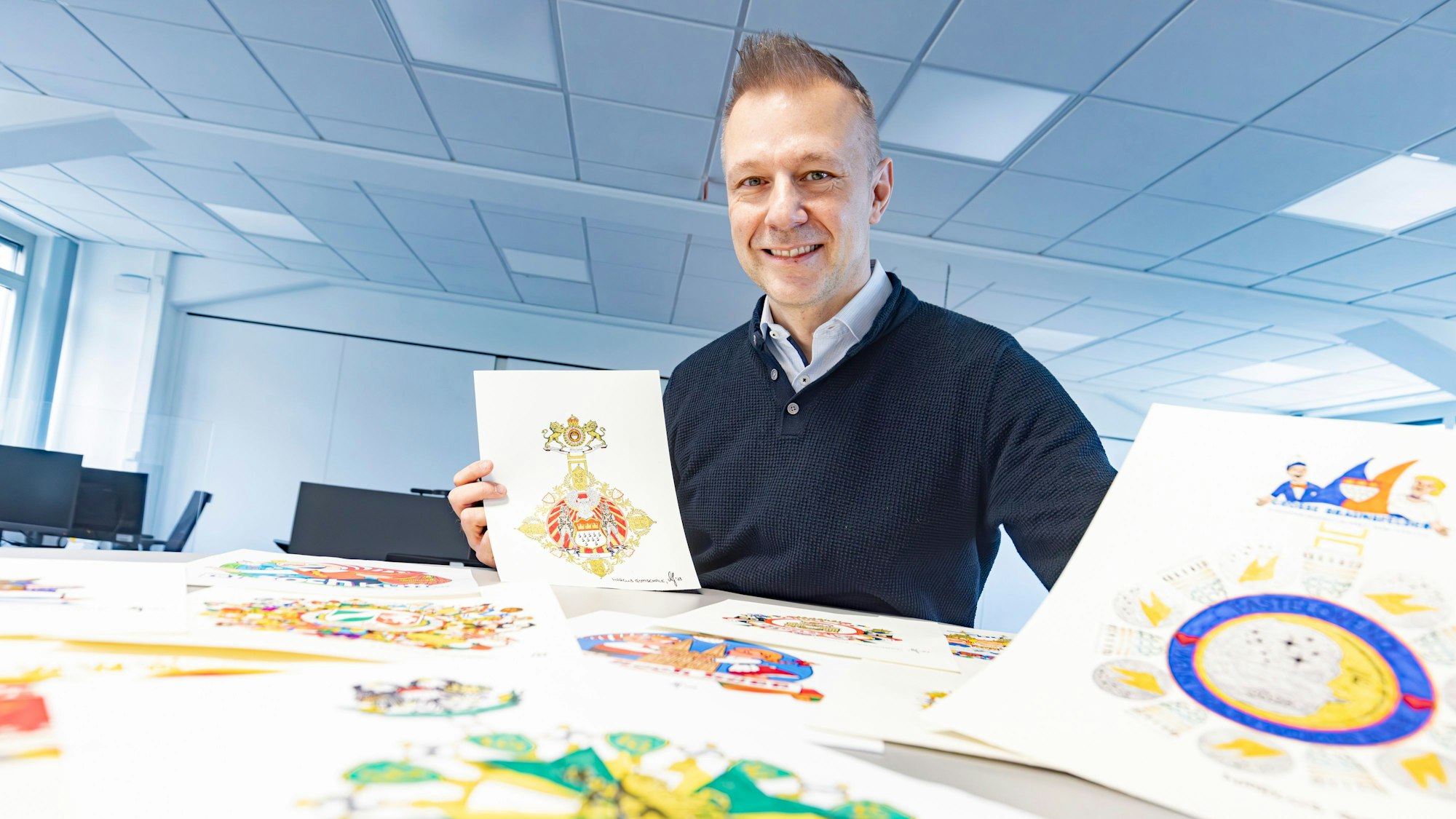 Markus Gottschalk mit Enwurfszeichnngen