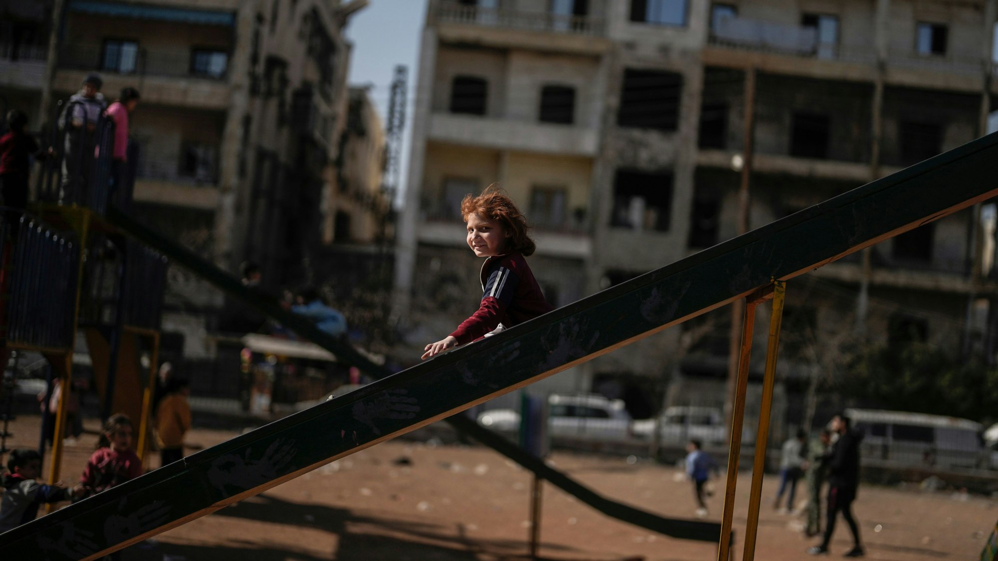 Aleppo: Ein Mädchen spielt in einem öffentlichen Park in Aleppo.