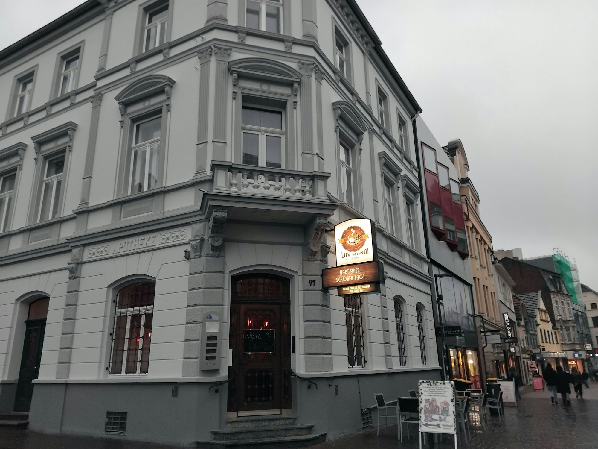 Ein Gründerzeitgebäude in einer Fußgängerzone