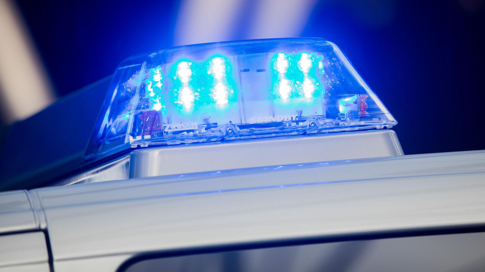 Ein Blaulicht leuchtet auf dem Streifenwagen der Polizei.