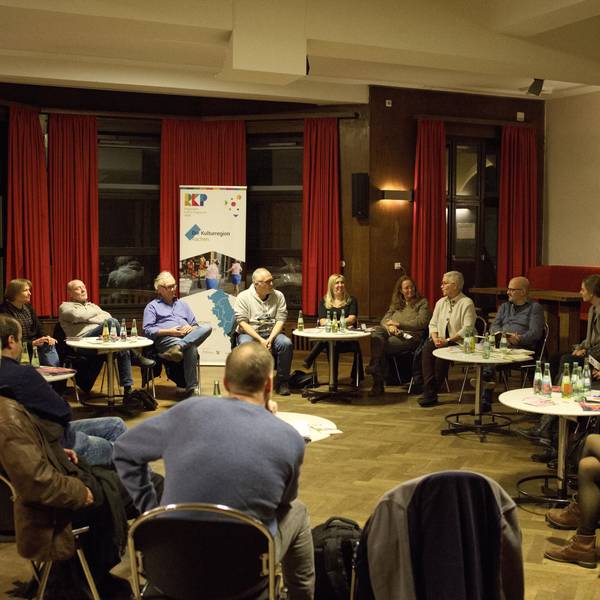 Im alten Casino sitzen rund 20 Menschen in einem Gesprächskreis.