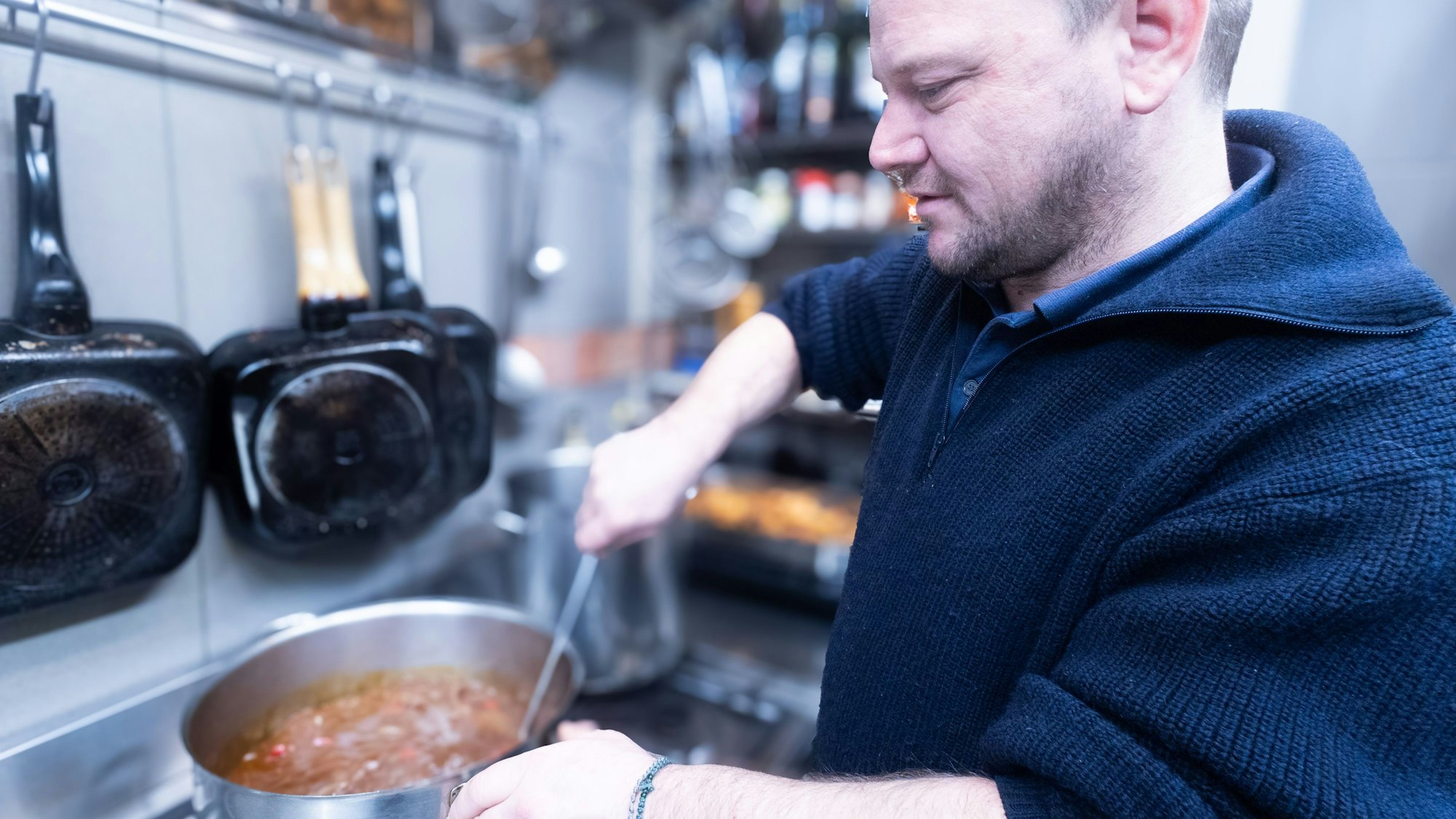 Maximilian Häck kocht in der „Alten Wettannahme“, der ehemaligen Weinkneipe seines Vaters.