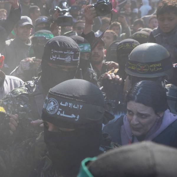 30.01.2025, Palästinensische Gebiete, Chan Junis: Die Deutsch-Israelin Arbel Yahud (vorn r.), die seit dem 7. Oktober 2023 von der Hamas im Gazastreifen als Geiseln festgehalten wurde, wird von Kämpfern der Hamas und des Islamischen Dschihad eskortiert, als sie dem Roten Kreuz übergeben werden. Foto: Abdel Kareem Hana/AP/dpa +++ dpa-Bildfunk +++