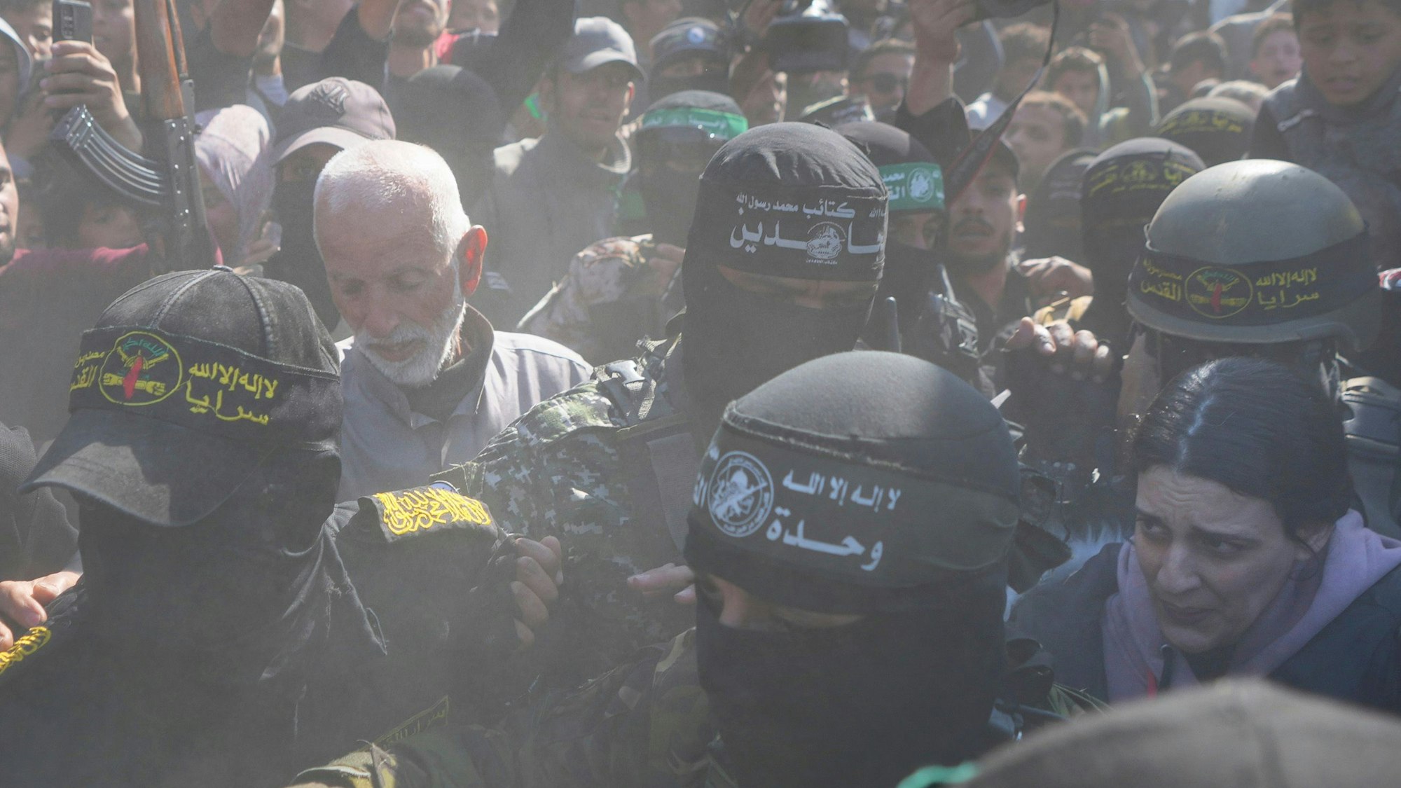 30.01.2025, Palästinensische Gebiete, Chan Junis: Die Deutsch-Israelin Arbel Yahud (vorn r.), die seit dem 7. Oktober 2023 von der Hamas im Gazastreifen als Geiseln festgehalten wurde, wird von Kämpfern der Hamas und des Islamischen Dschihad eskortiert, als sie dem Roten Kreuz übergeben werden. Foto: Abdel Kareem Hana/AP/dpa +++ dpa-Bildfunk +++