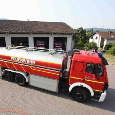 Ein für die Feuerwehr umgebautes Milchsammelfahrzeug