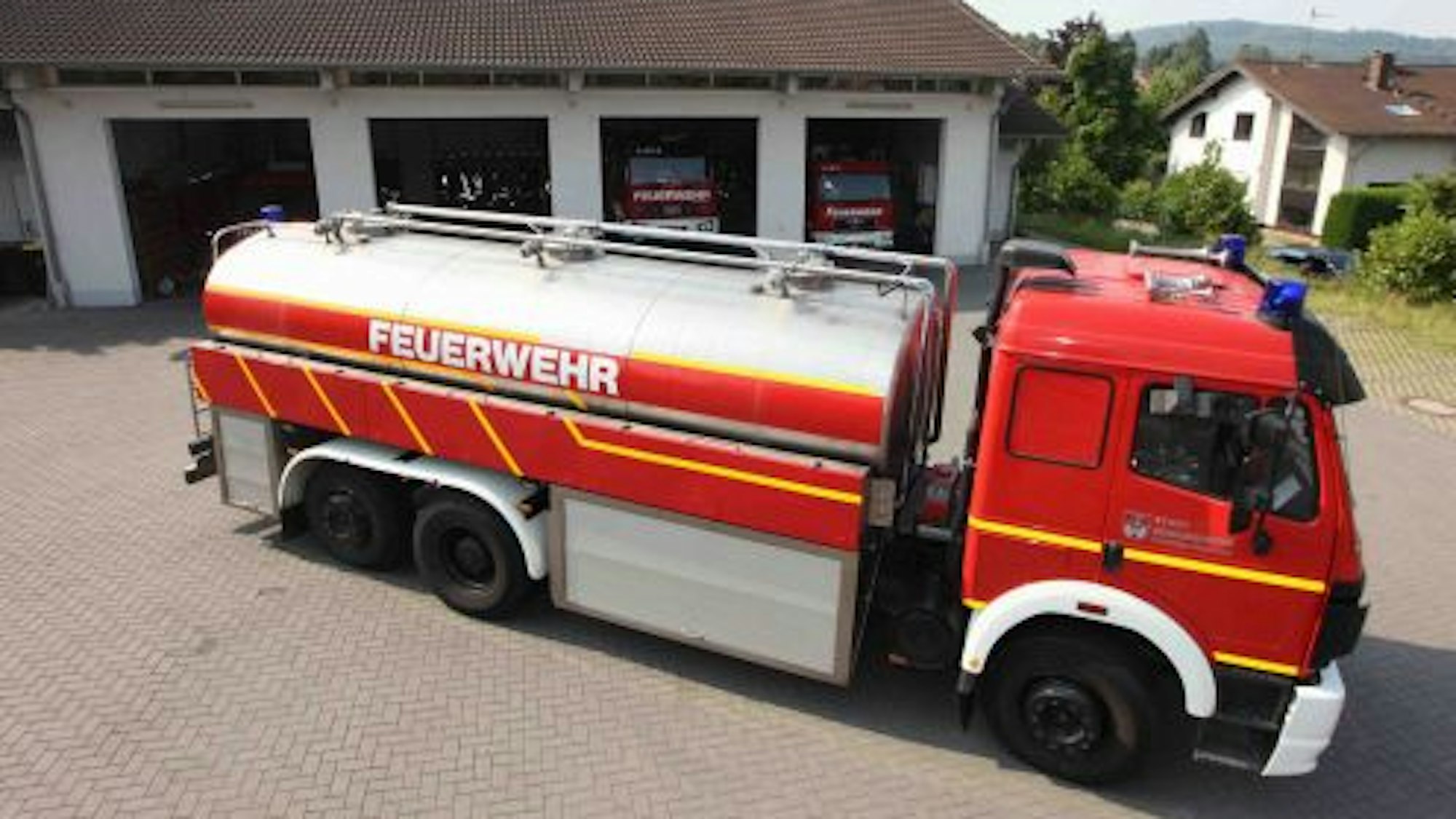 Ein für die Feuerwehr umgebautes Milchsammelfahrzeug