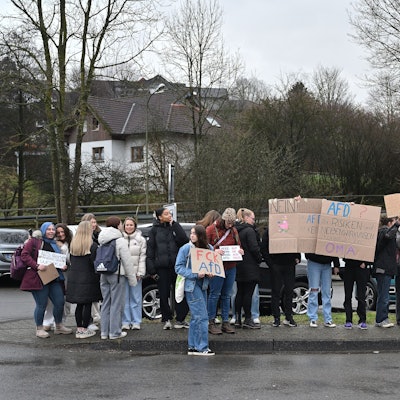 Protest gegen AfD-Stand auf dem Parkplatz am Schulzentrum