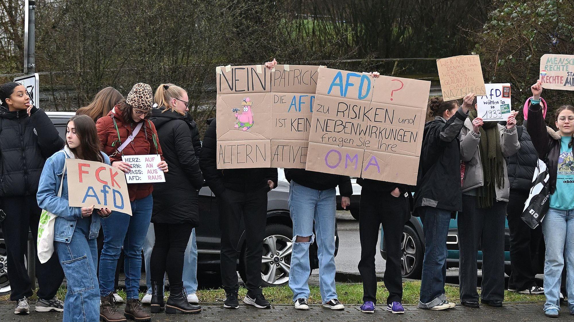 Protest gegen AfD-Stand auf dem Parkplatz am Schulzentrum