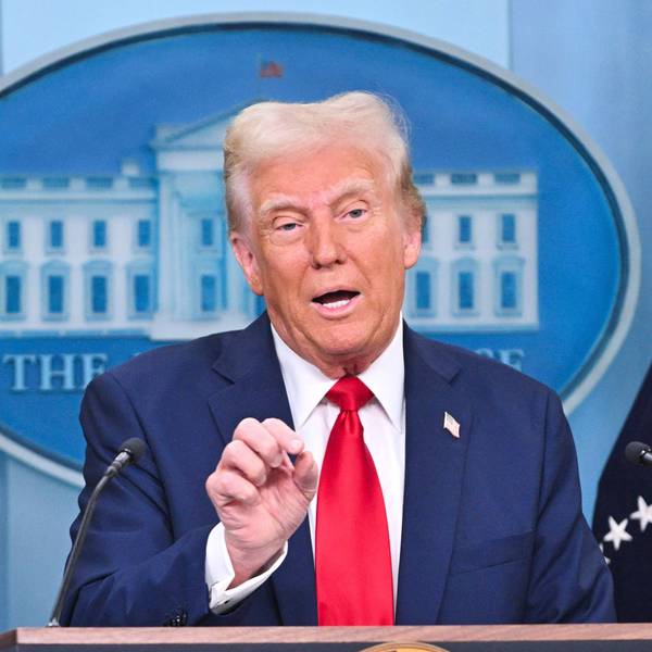 US-Präsident Donald Trump spricht bei einer Pressekonferenz über die Kollision zwischen einem Helikopter und einer Maschine der American Airlines, bei der wahrscheinlich alle Passagiere ums Leben gekommen sind.