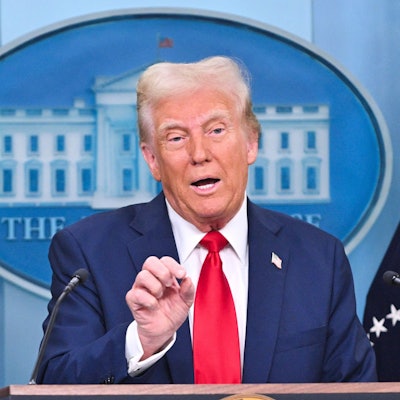 US-Präsident Donald Trump spricht bei einer Pressekonferenz über die Kollision zwischen einem Helikopter und einer Maschine der American Airlines, bei der wahrscheinlich alle Passagiere ums Leben gekommen sind.