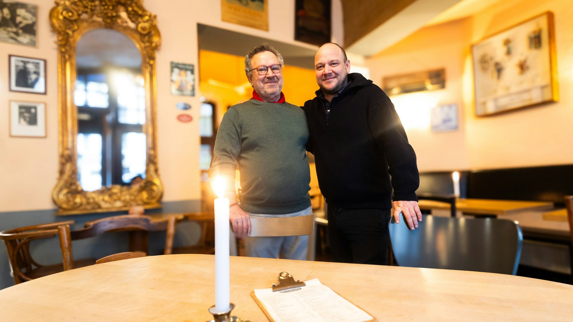 Vater und Sohn: Cristos Dolidis (links) und Max Häck im gemeinsamen Lokal.