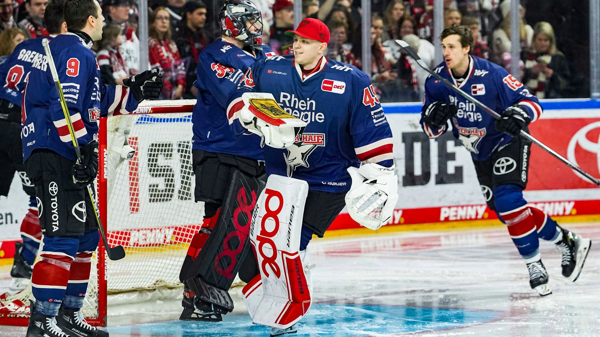 Tobias Ancicka (rote Mütze) könnte am Freitag in Ingolstadt wieder im Kölner Tor stehen.