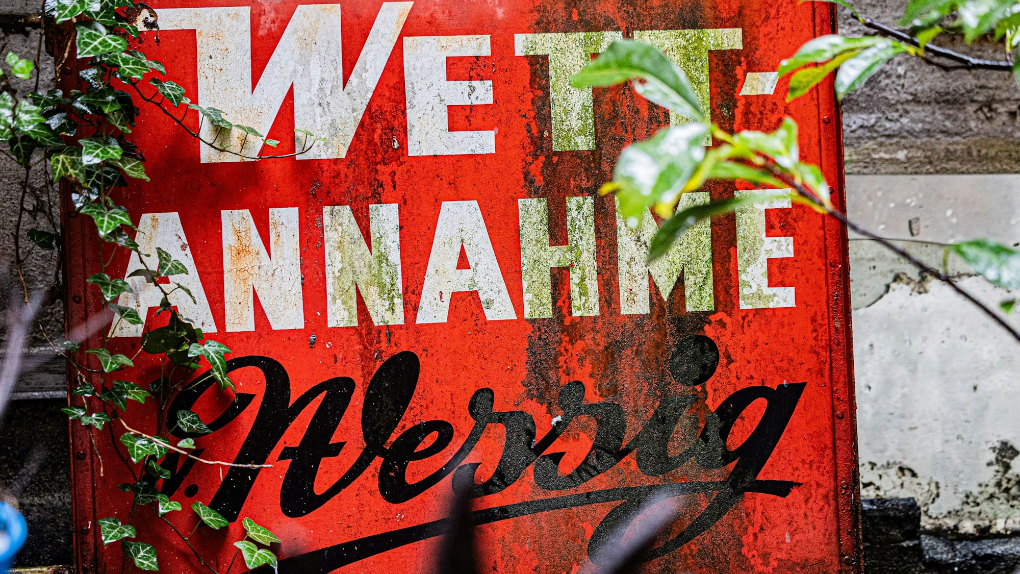 Das Original-Namensschild der ehemaligen Wettannahme-Stelle gehört zum Inventar.