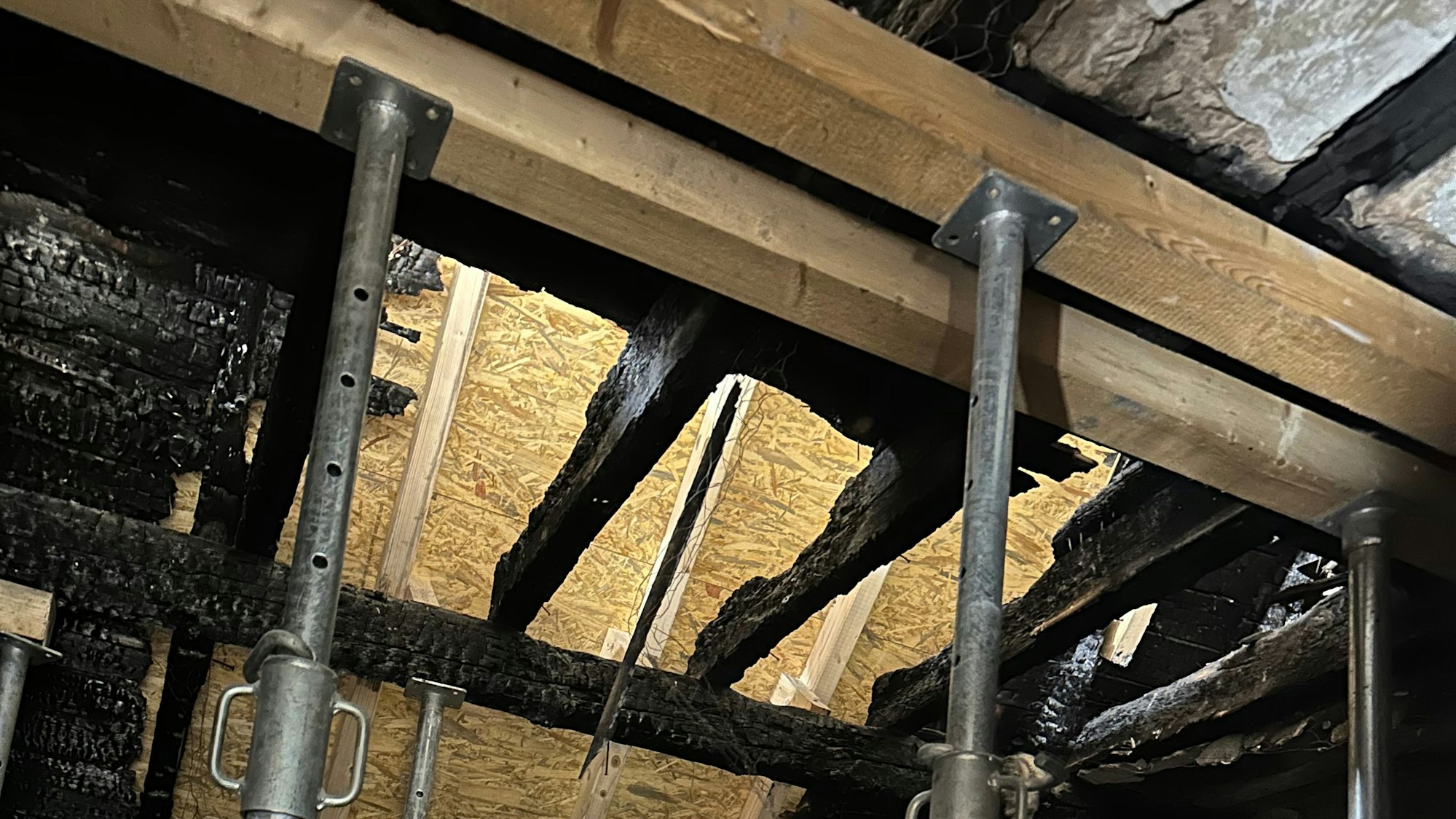 Teile des Dachstuhles wurden nach dem Brand provisorisch gesichert.