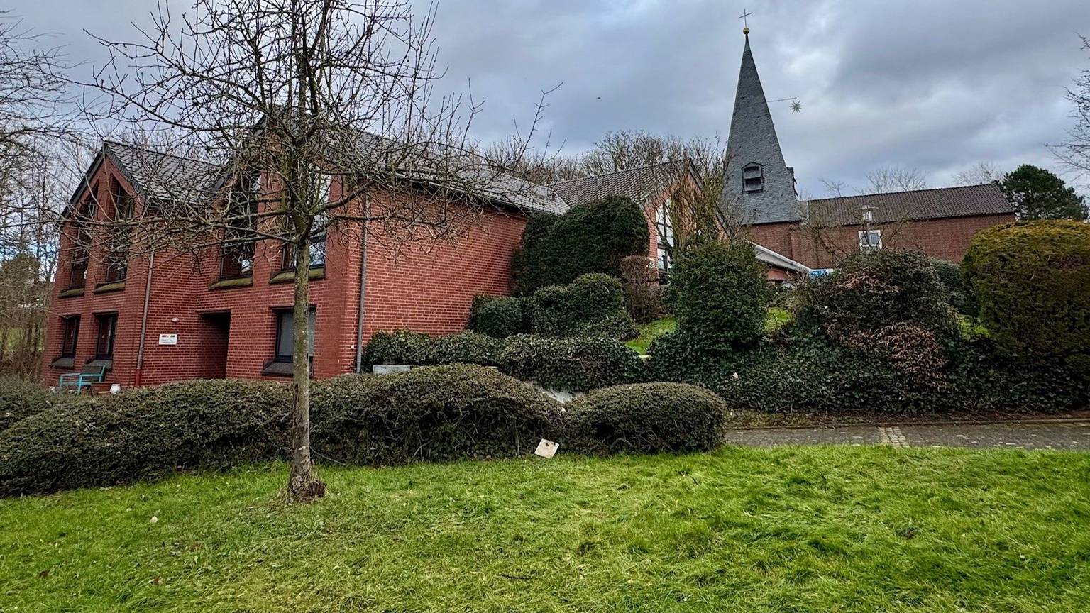 Außenansicht der Meckenheimer Christuskirche
mit Gemeindehaus.