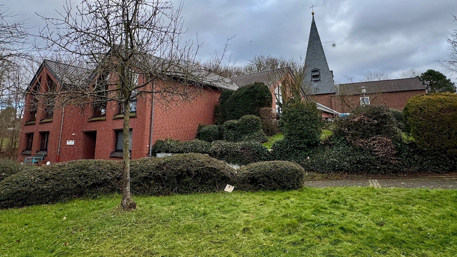 Außenansicht der Meckenheimer Christuskirche
mit Gemeindehaus.