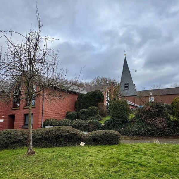 Außenansicht der Meckenheimer Christuskirche
mit Gemeindehaus.