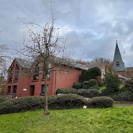 Außenansicht der Meckenheimer Christuskirche
mit Gemeindehaus.