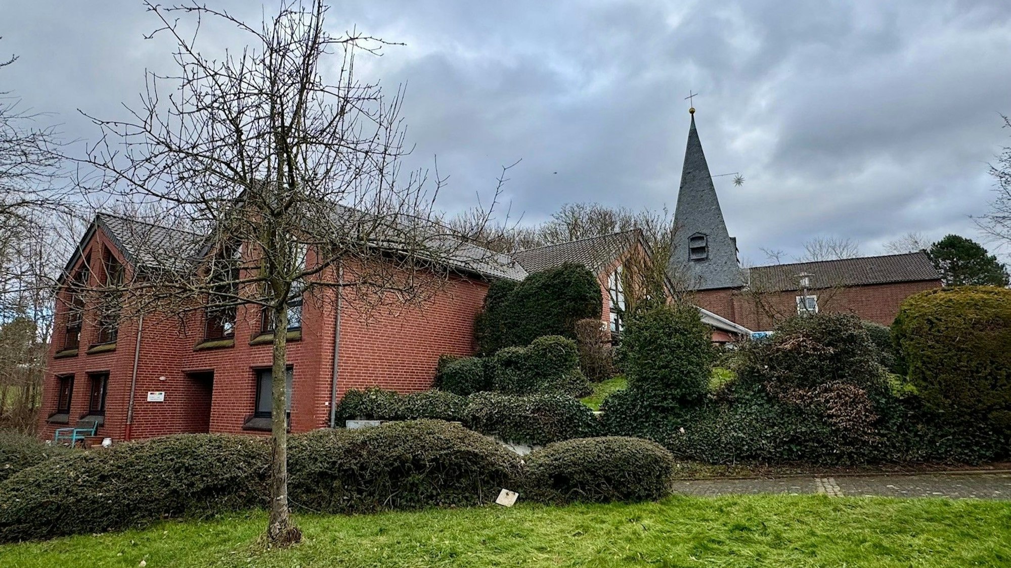 Außenansicht der Meckenheimer Christuskirche
mit Gemeindehaus.