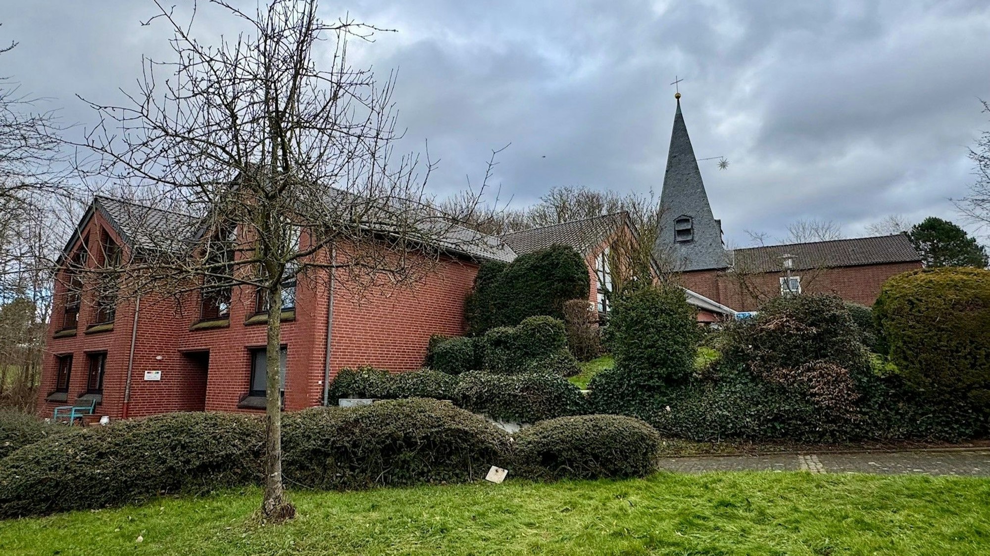 Die evangelische Cjristuskirche mit einem kleinen Park drumherum.