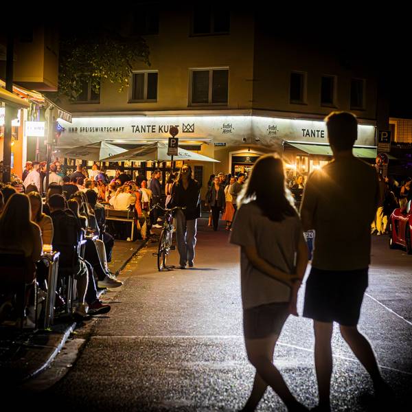 Nachtschwärmer am Brüsseler Platz in Köln.