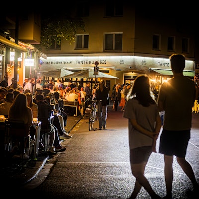 Nachtschwärmer am Brüsseler Platz in Köln.