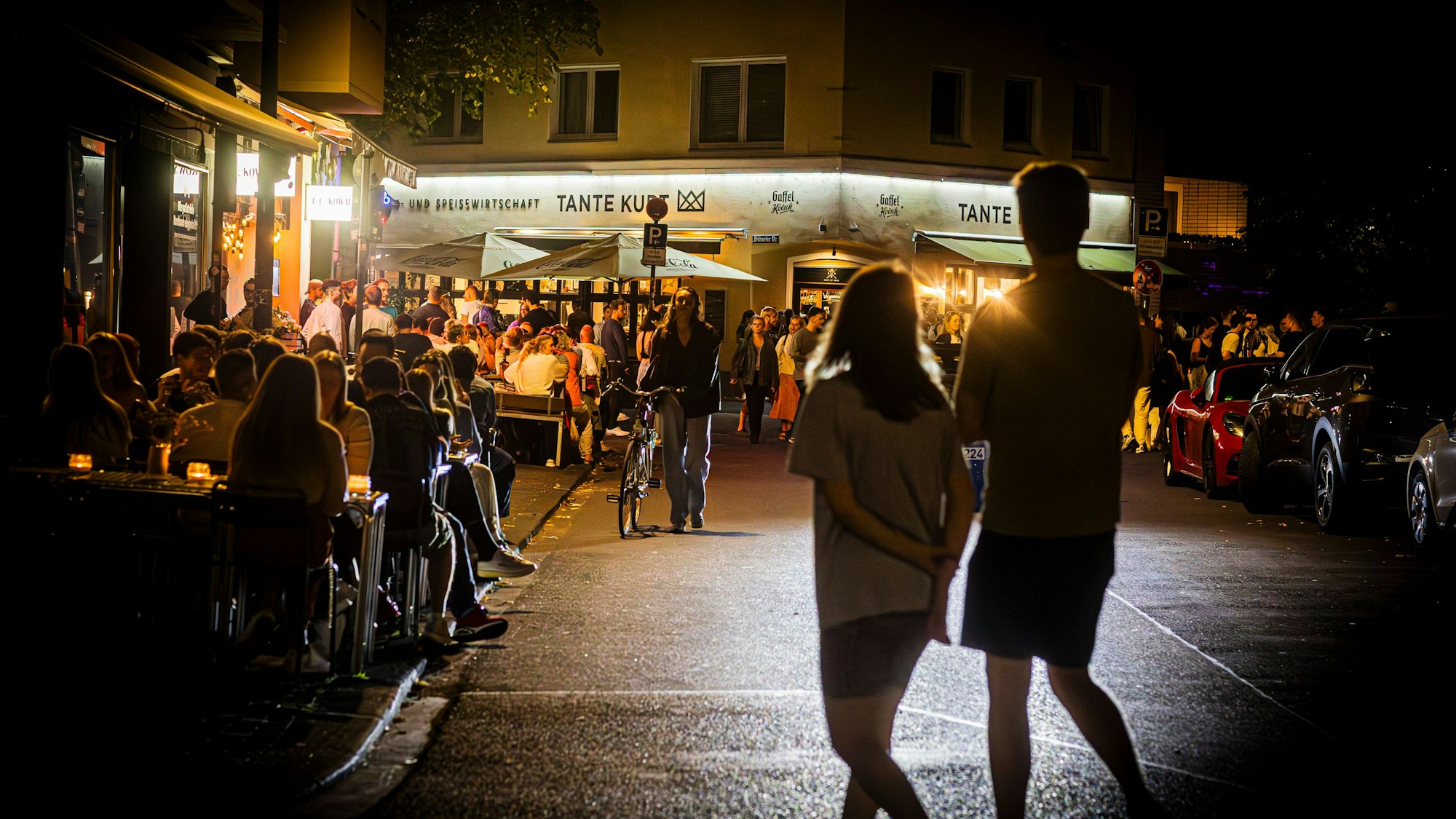 Nachtschwärmer am Brüsseler Platz in Köln.