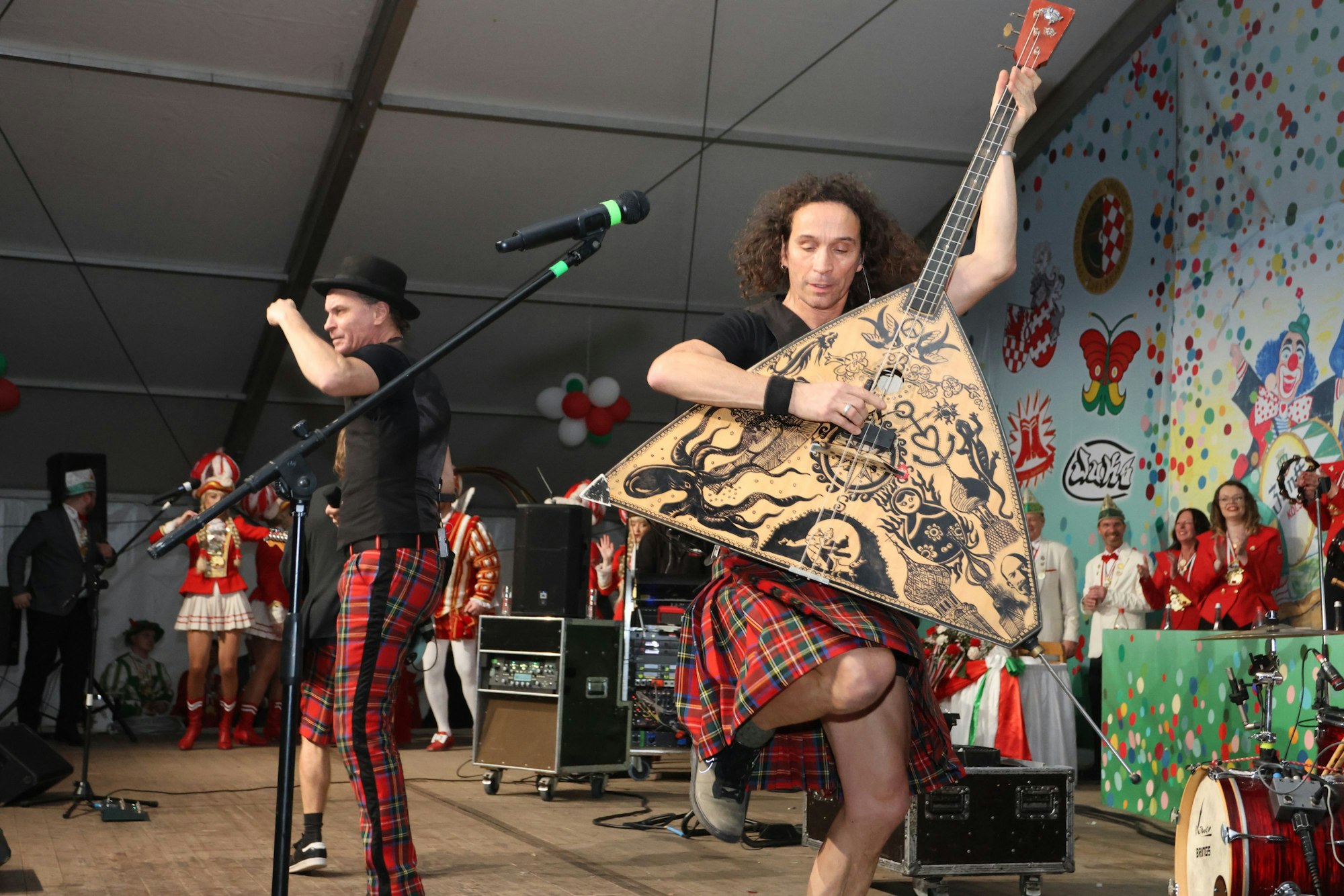 Die Musiker der Band Brings tanzen auf der Bühne.