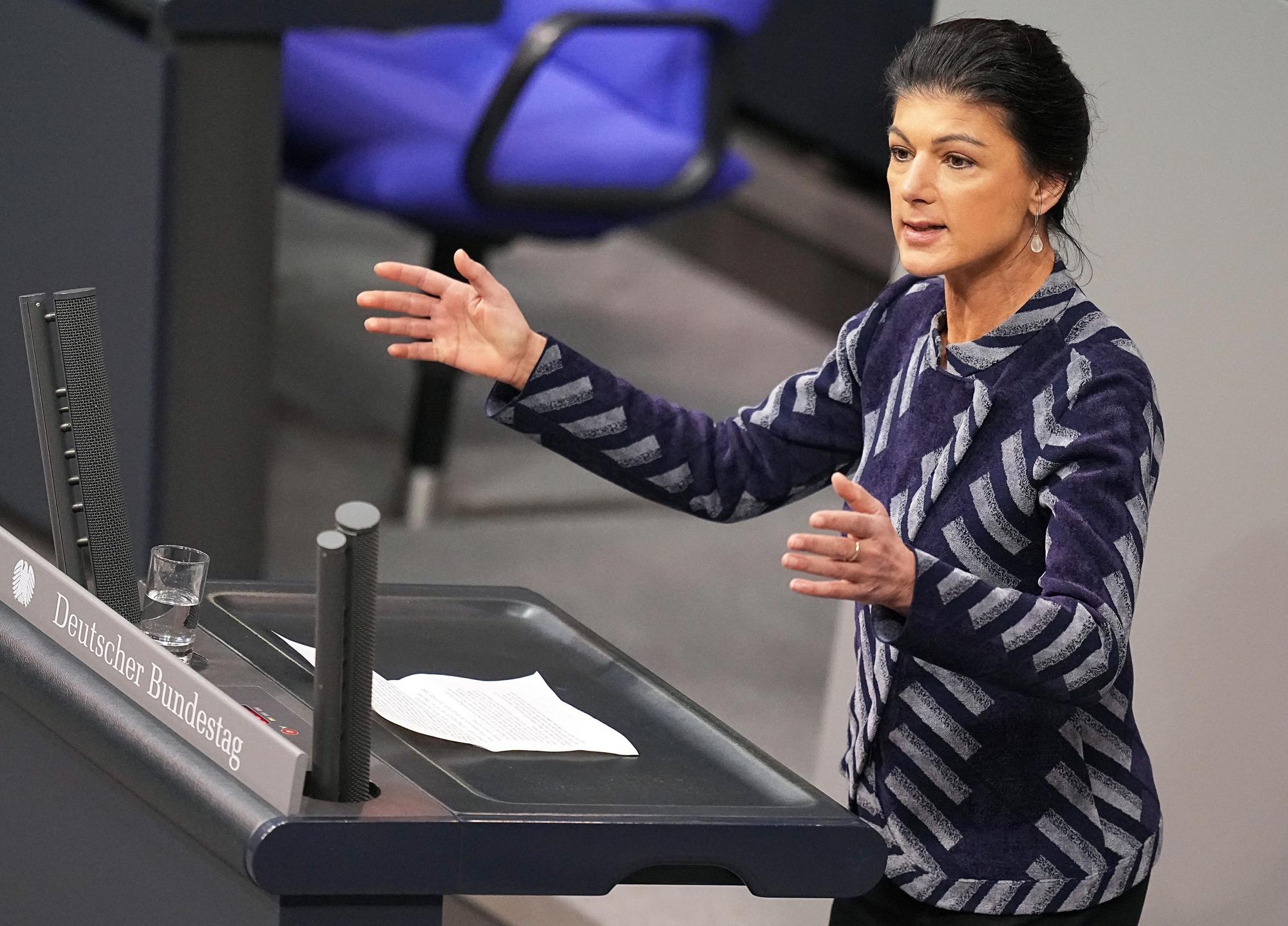 31.01.2025, Berlin: Sahra Wagenknecht, Bundesvorsitzende des Bündnis Sahra Wagenknecht (BSW), spricht während der Debatte im Plenarsaal im Bundestag. Im Bundestag soll unter anderem über das «Zustrombegrenzungsgesetz» der Union zur Eindämmung der Migration abgestimmt werden.