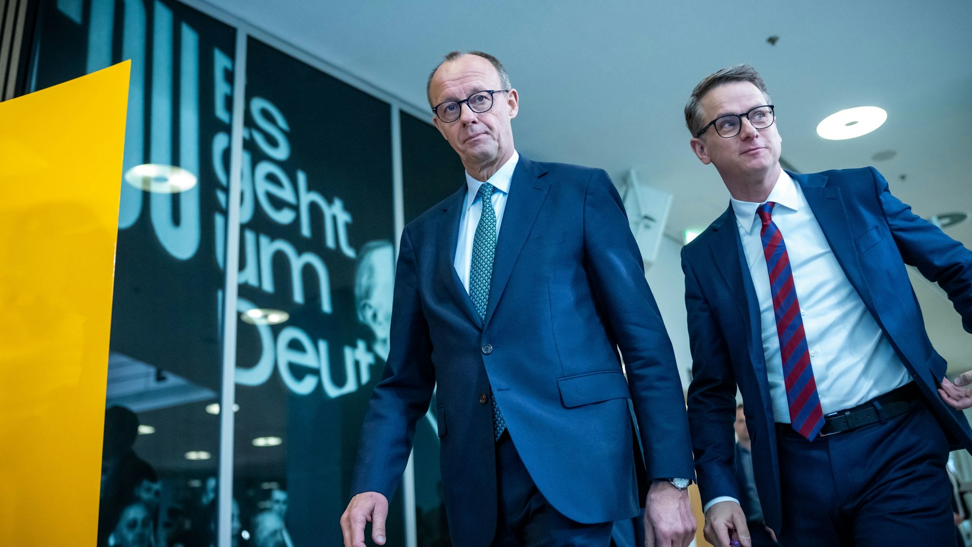 Friedrich Merz (l), Bundesvorsitzender der CDU und Kanzlerkandidat der Union, kommt neben Carsten Linnemann, CDU Generalsekretär, zu einer Pressekonferenz.
