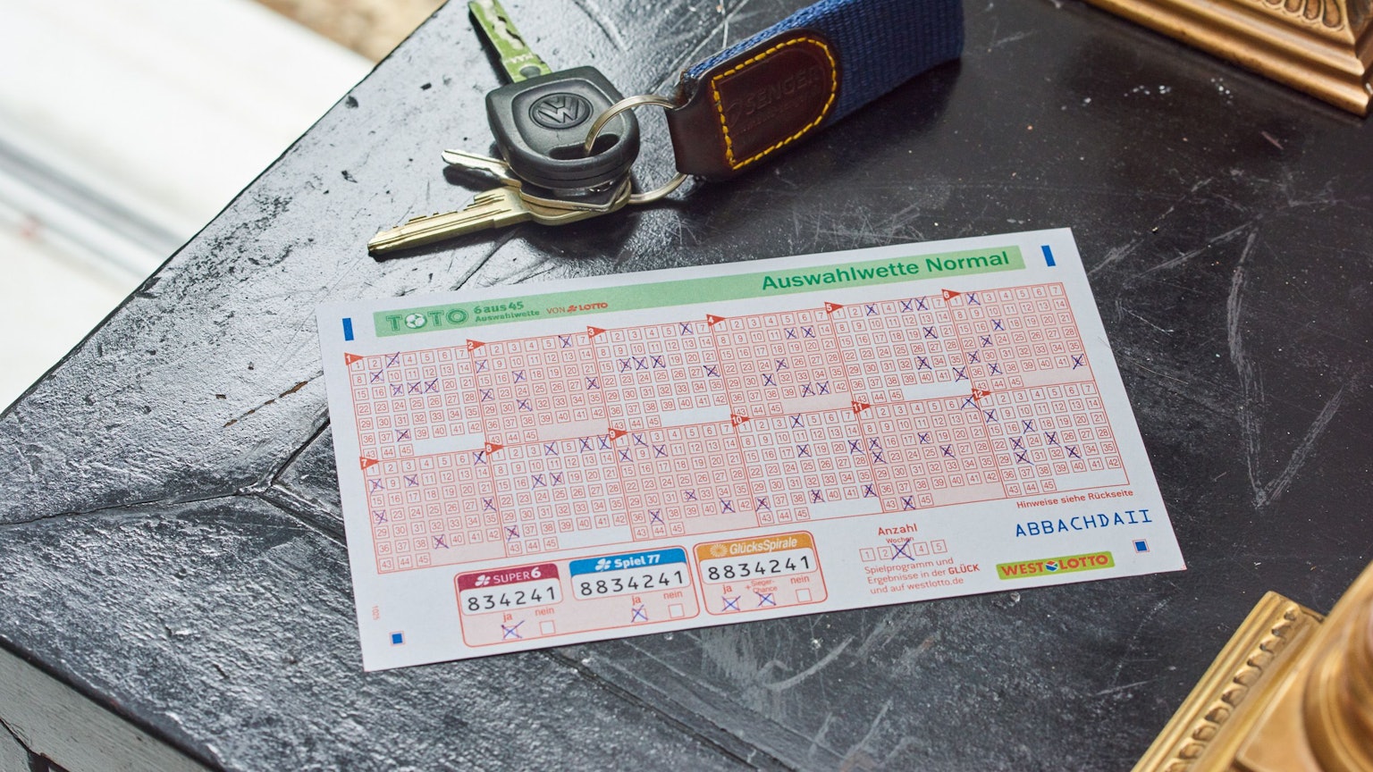 Bei der TOTO 6aus45 Auswahlwette geht es ums Unentschieden – je mehr Tore dabei fallen, desto besser. Bei der TOTO 6aus45 Auswahlwette werden aus 45 festgelegten Spielpaarungen die sechs ausgewählt, die mit den höchsten Unentschieden enden.