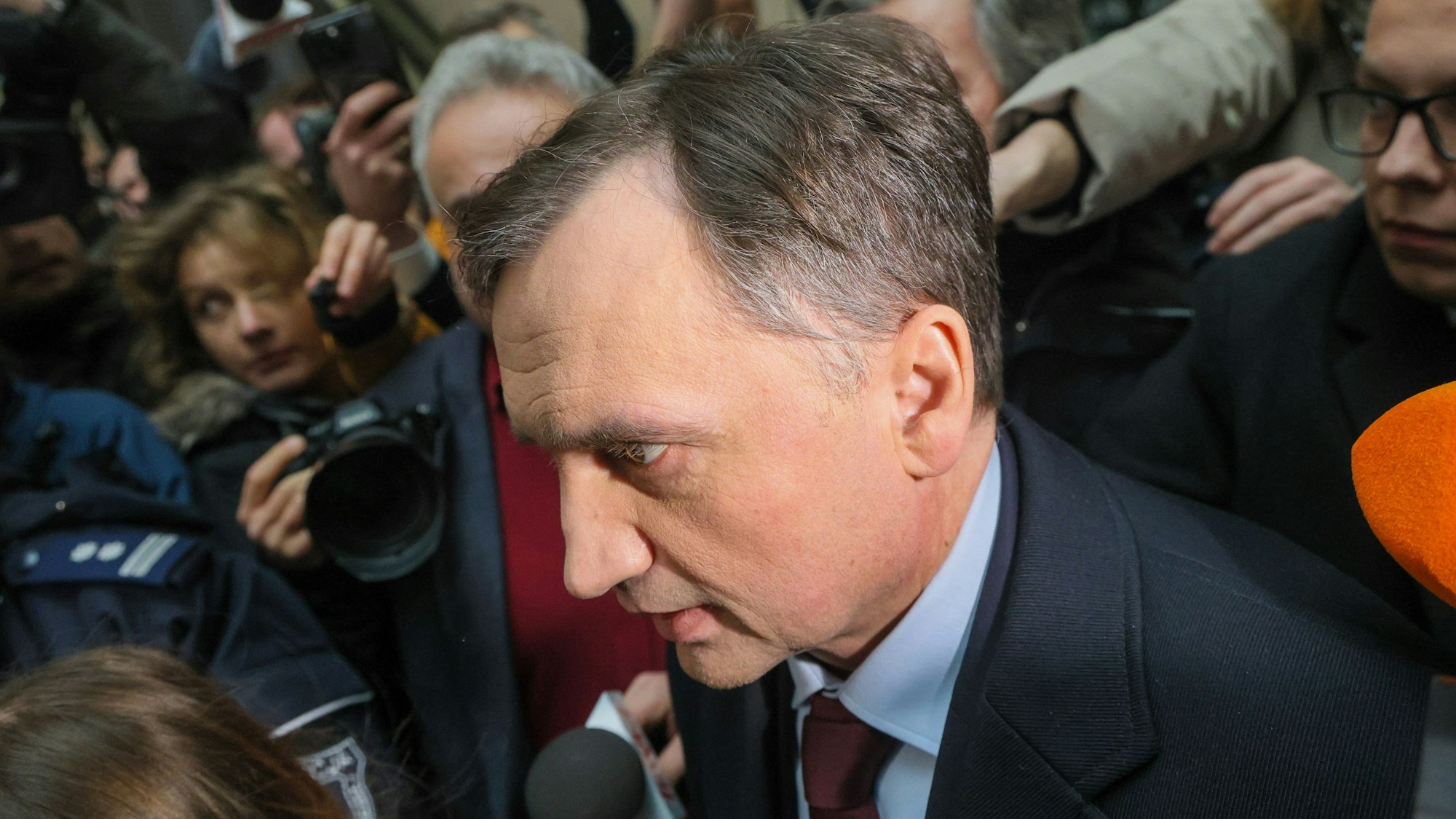 Der ehemalige Justizminister und Generalstaatsanwalt und jetzige Abgeordnete der Oppositionspartei Recht und Gerechtigkeit, Zbigniew Ziobro, beim Verlassen des "Republika"-Fernsehstudios.