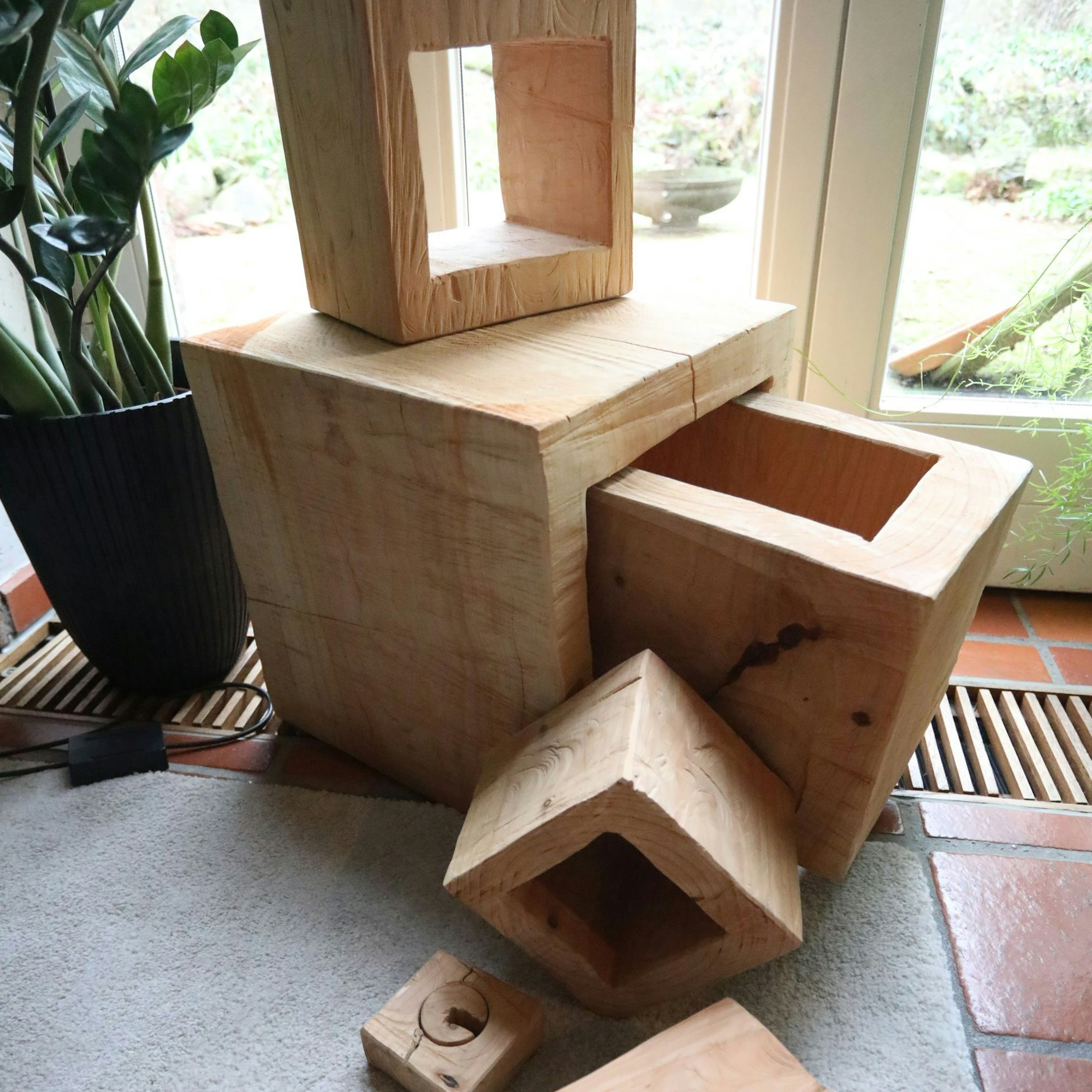 Verschieden quadratische oder rechteckige Holzformen, zum Teil mit Öffnungen