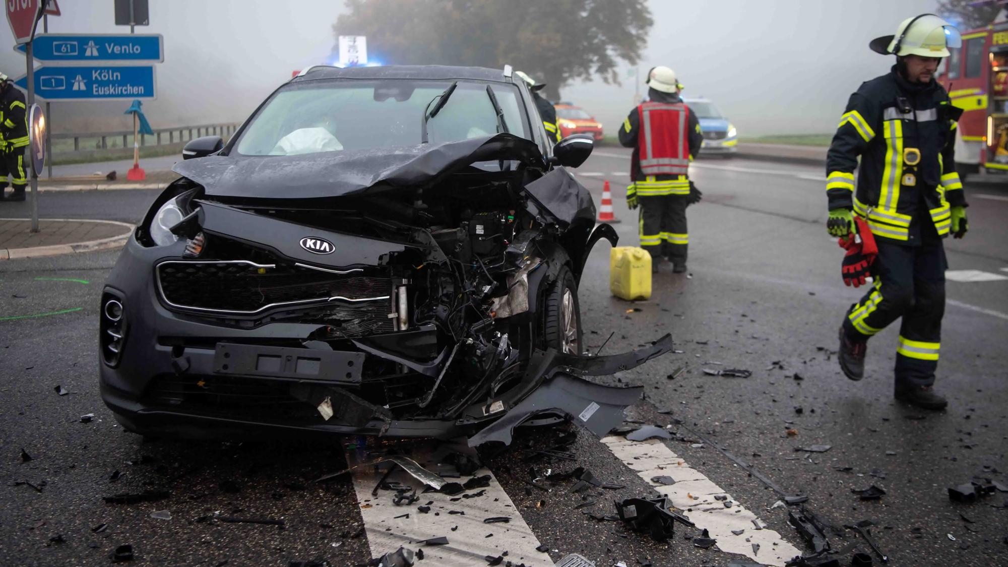 Das Bild zeigt die Feuerwehr bei einem Verkehrsunfall.