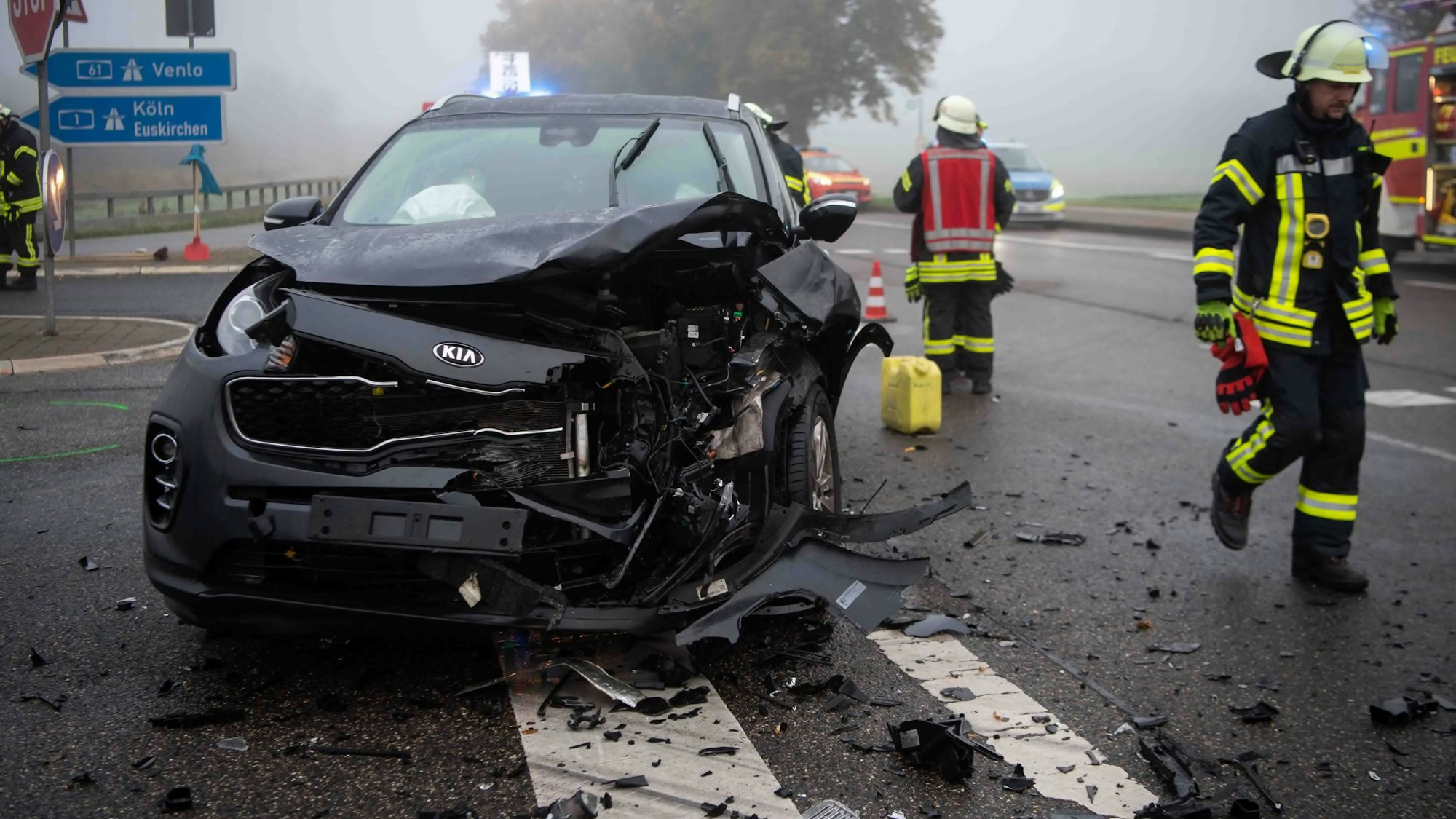 Das Bild zeigt die Feuerwehr bei einem Verkehrsunfall.