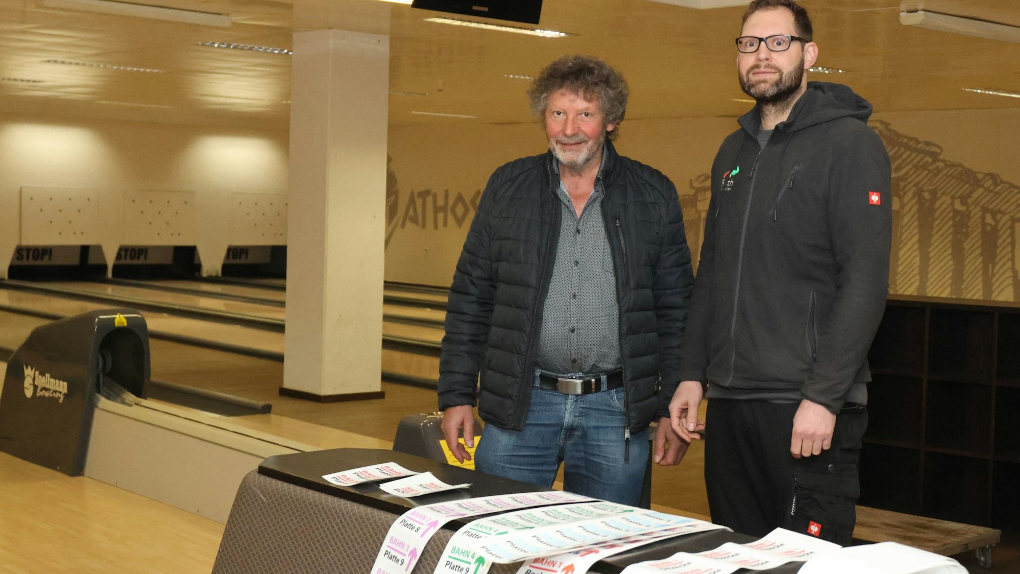 Eigentümer Bernd Roth (links) und sein Sohn Markus haben die Groß-Immobilie an der Brölbahnstraße mitten in Waldbröl verkauft, unter dem Dach sind auch ein Restaurant und acht Bowlingbahnen, die zuvor zum griechischen Restaurant „Athos“ gehörten. Auf dem Foto stehen die beiden Männer im Bowlingsaal.