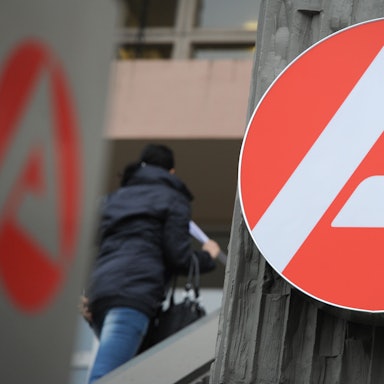 Eine Frau ist in Wiesbaden (Hessen) auf dem Weg zur Agentur für Arbeit.