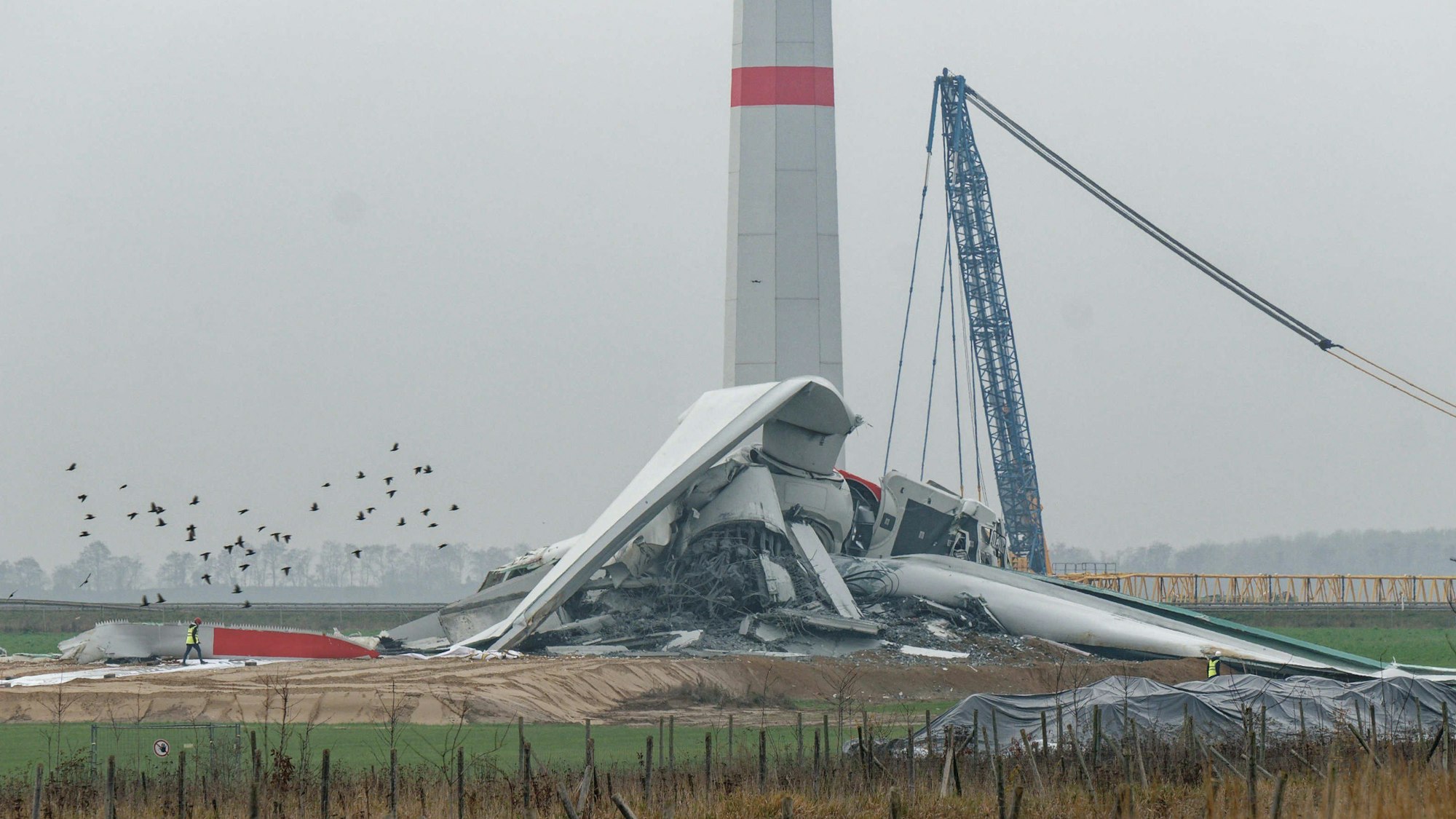 Ein zusammengebrochenes Windkraftrad.