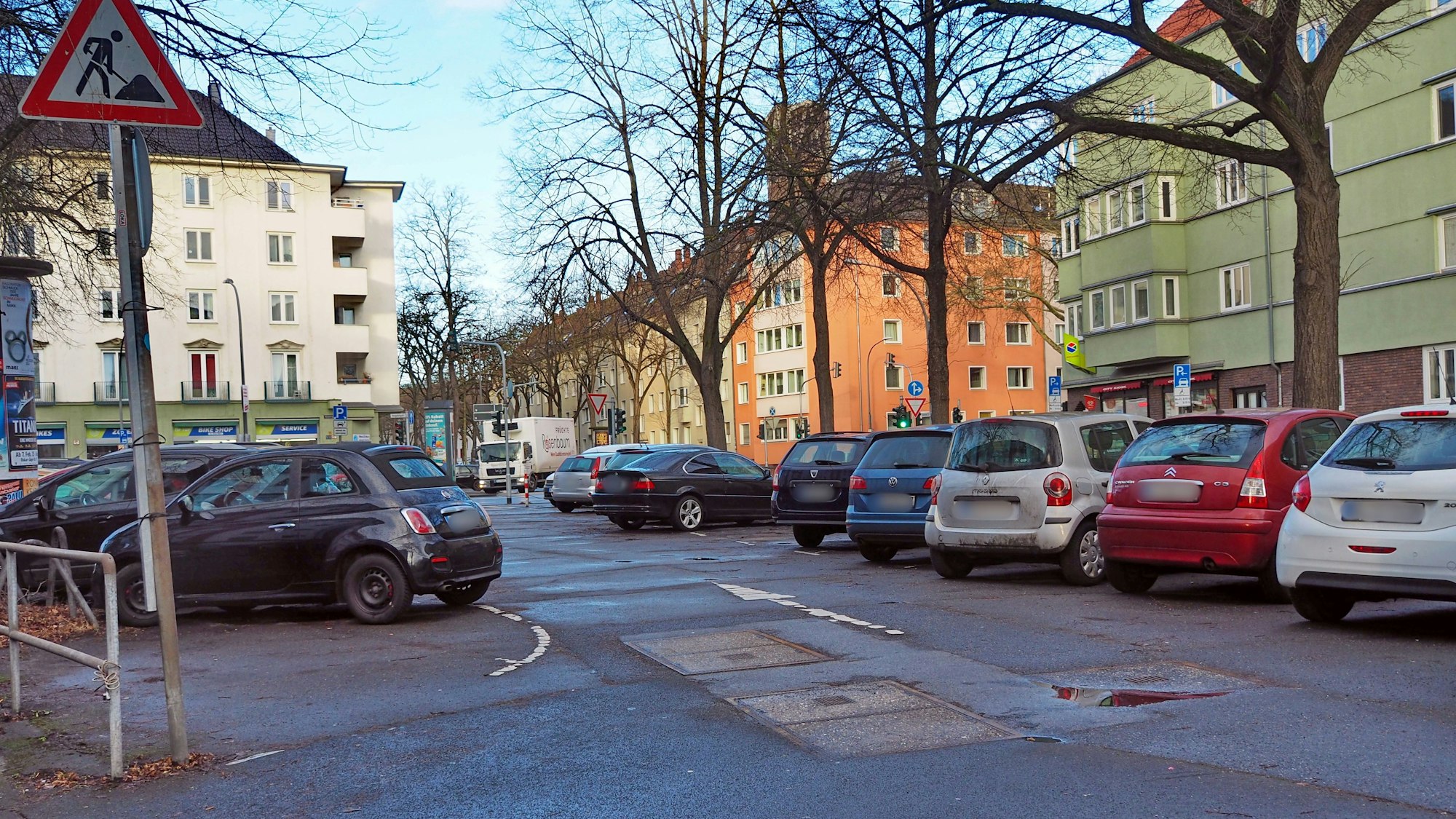 Parkende Autos auf einem Parkplatz auf der Kierberger Straße in Zollstock