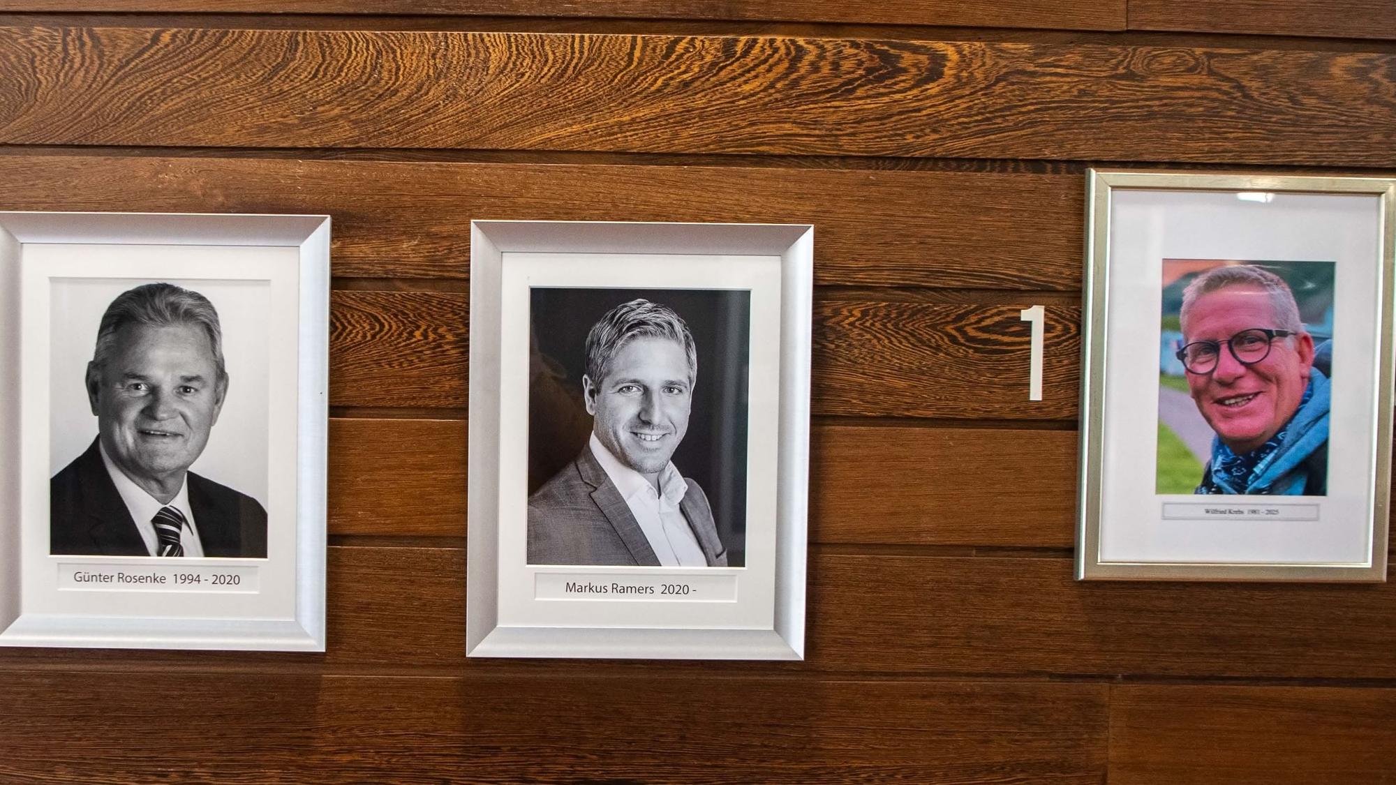 Neben den Bildern von Günter Rosenke und Markus Ramers hängt ein gerahmtes Porträt von Wilfried Krebs.
