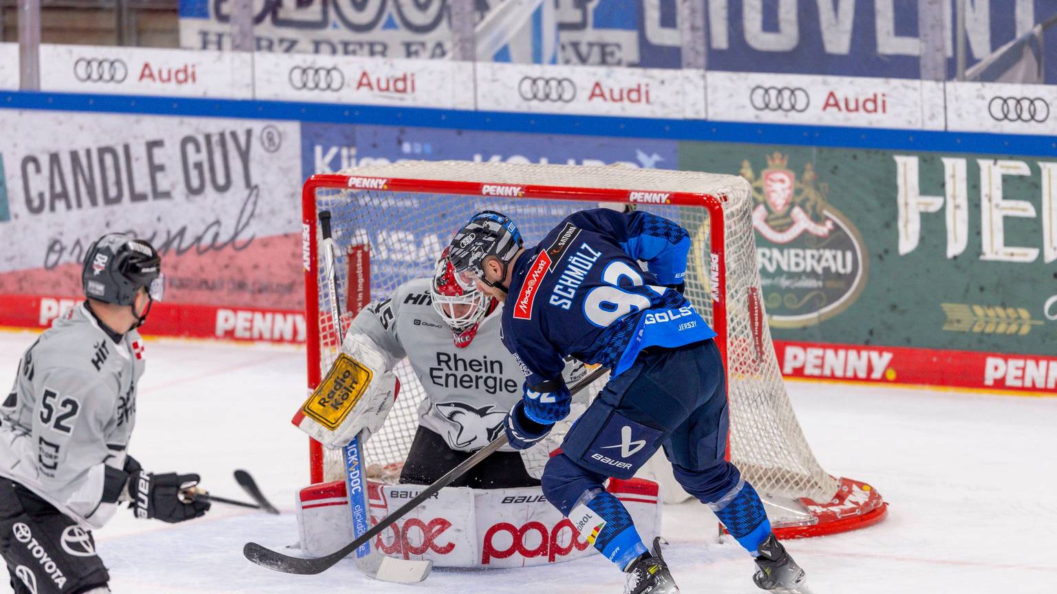 Kaum zu überwinden: Haie-Goalkeeper Tobias Ancicka besteht die Prüfung gegen Daniel Schmölz.