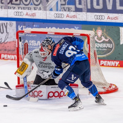 Kaum zu überwinden: Haie-Goalkeeper Tobias Ancicka besteht die Prüfung gegen Daniel Schmölz.