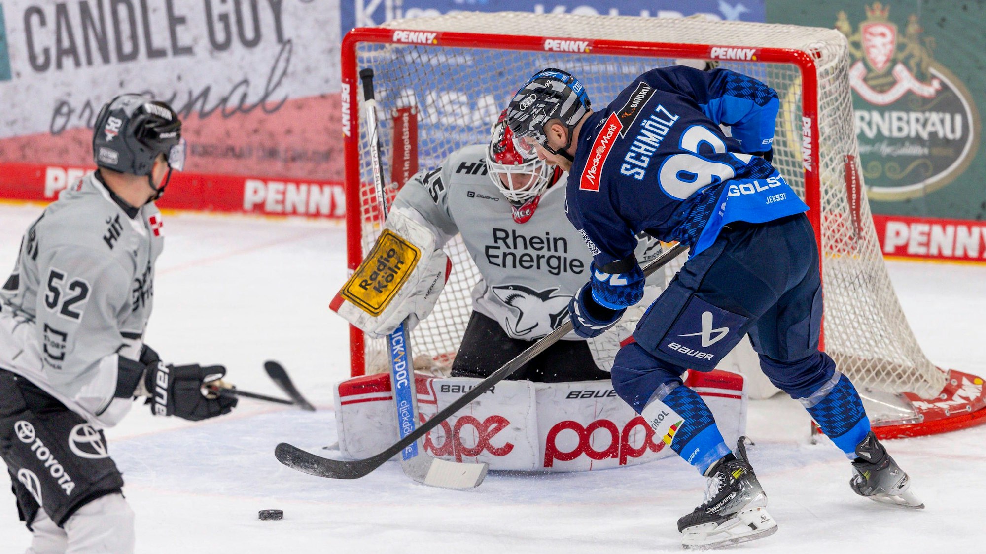 Kaum zu überwinden: Haie-Goalkeeper Tobias Ancicka besteht die Prüfung gegen Daniel Schmölz.