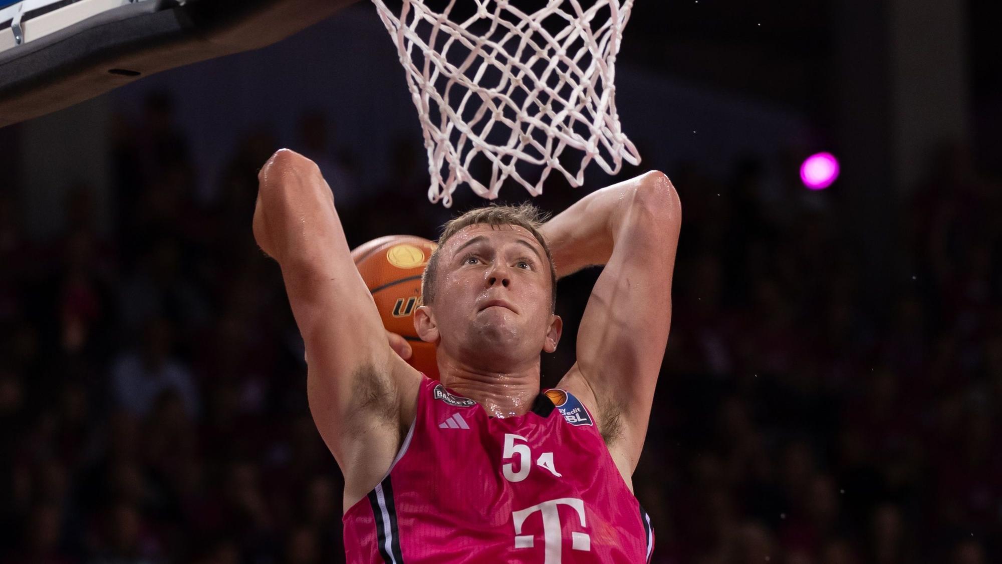 Bonns Center Thomas Kennedy hämmert den Ball mit brachialer Gewalt durch den Ring.