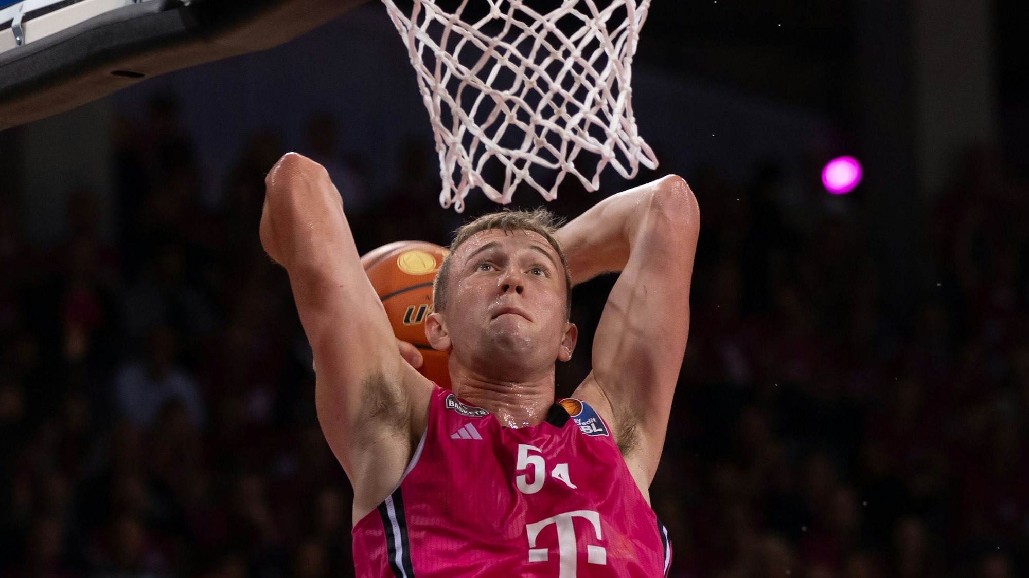 Bonns Center Thomas Kennedy hämmert den Ball mit brachialer Gewalt durch den Ring.