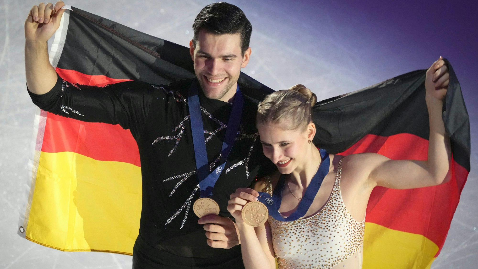 Das Einskunstlauf-Duo Minerva Fabienne Hase und Nikita Volodin aus Deutschland jubelt mit der Goldmedaille.