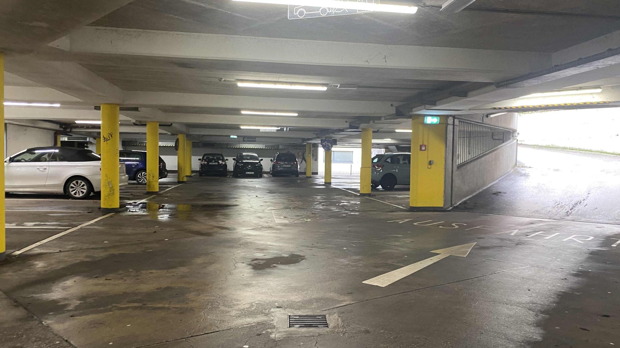 Schnell raus hier: Die Tiefgarage unter dem Deinzer Platzhat ist dreckig, feucht und unübersichtlich.