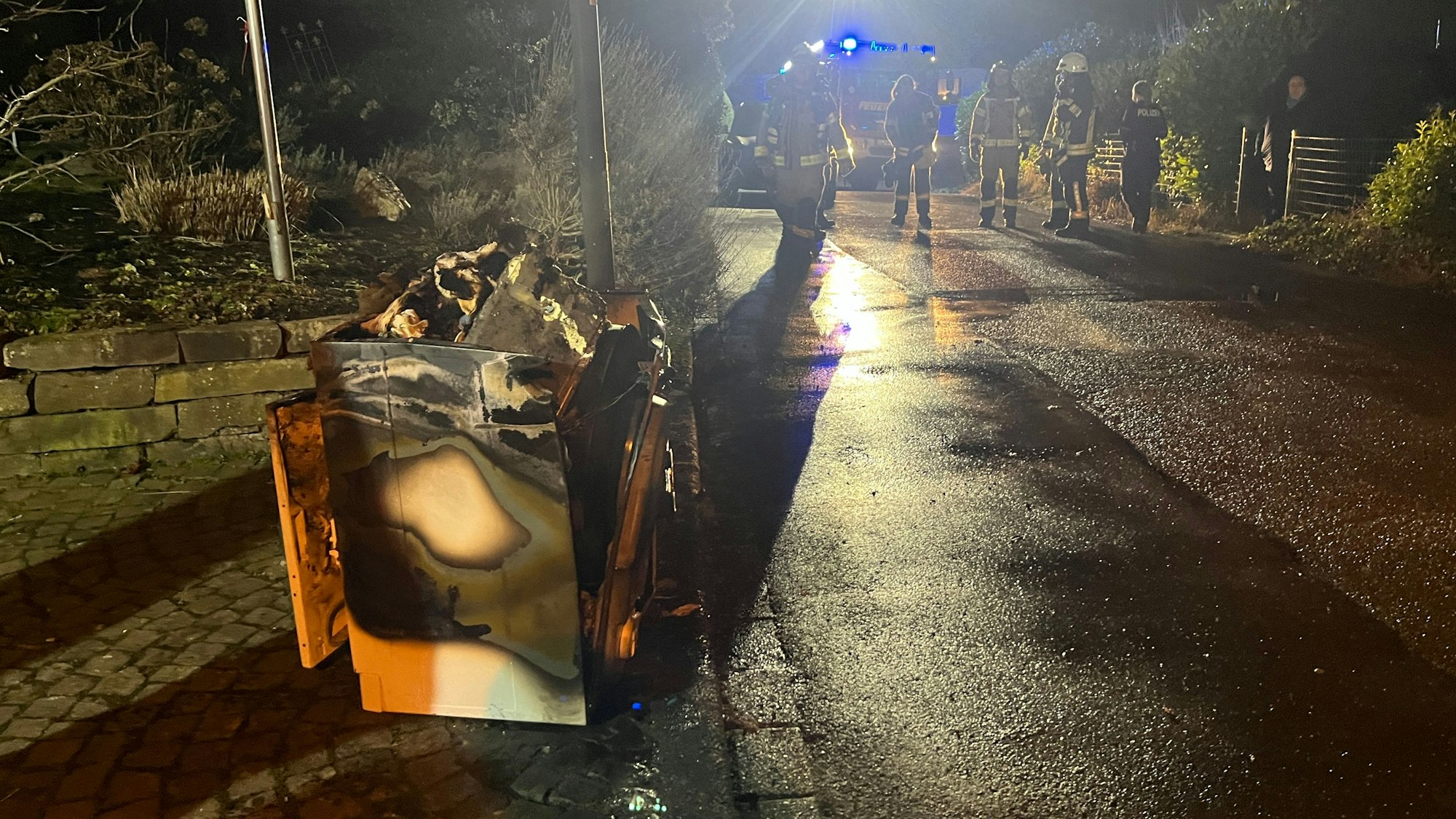 Ein ausgebrannter Trockner steht in einer Garageneinfahrt